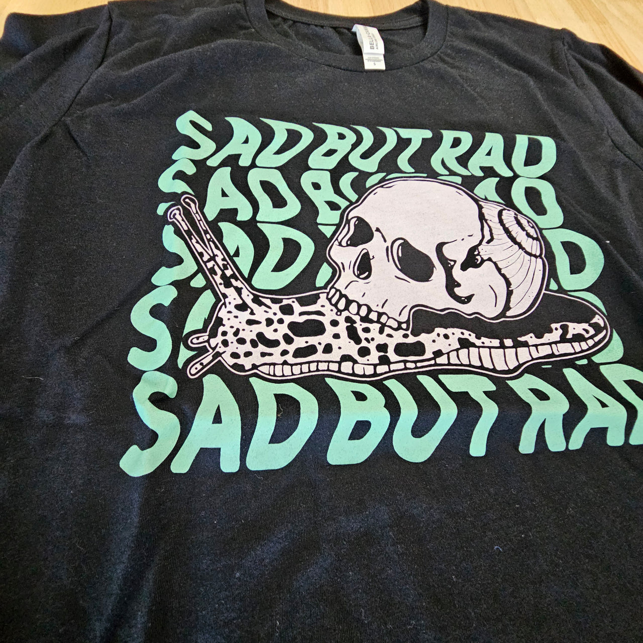 SAD BUT RAD SKULL TEE - S