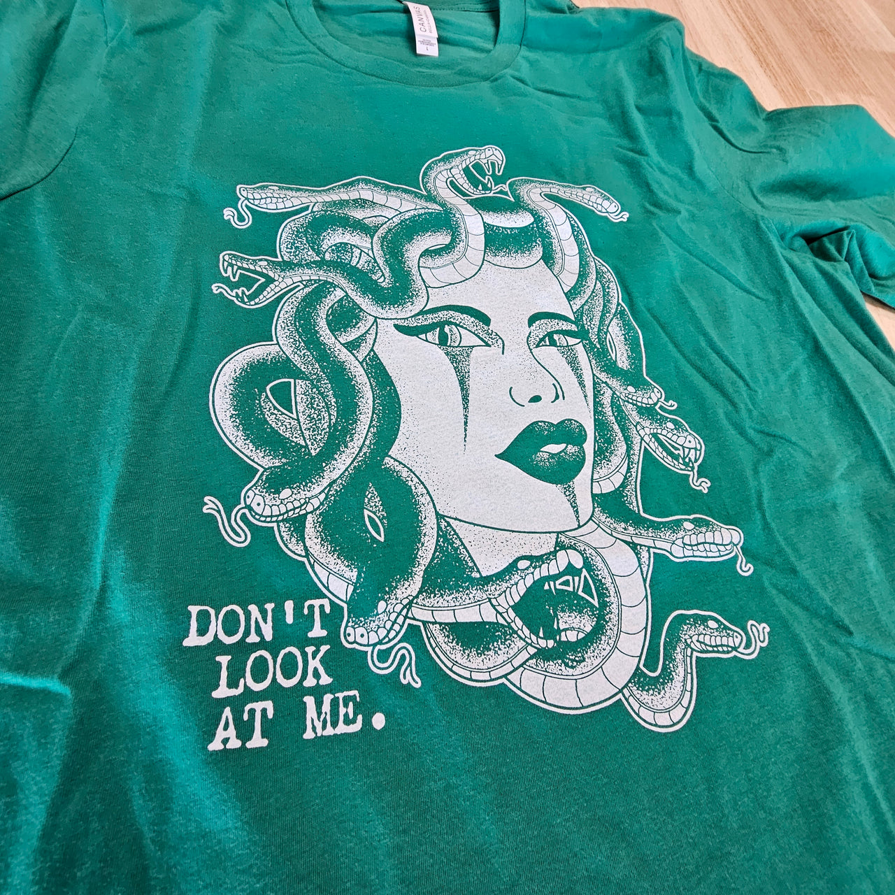MEDUSA KELLY GREEN TEE - L